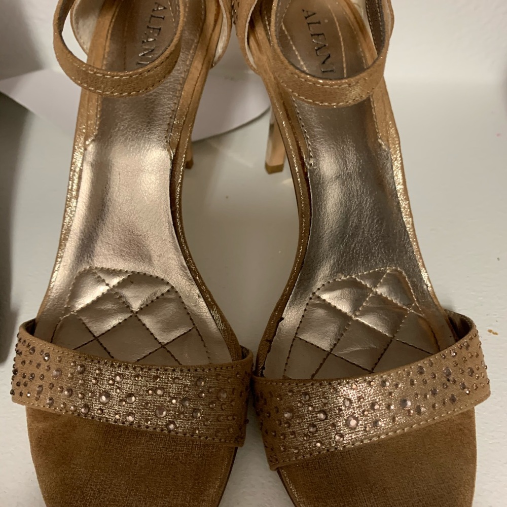 Gold sequined Pumps